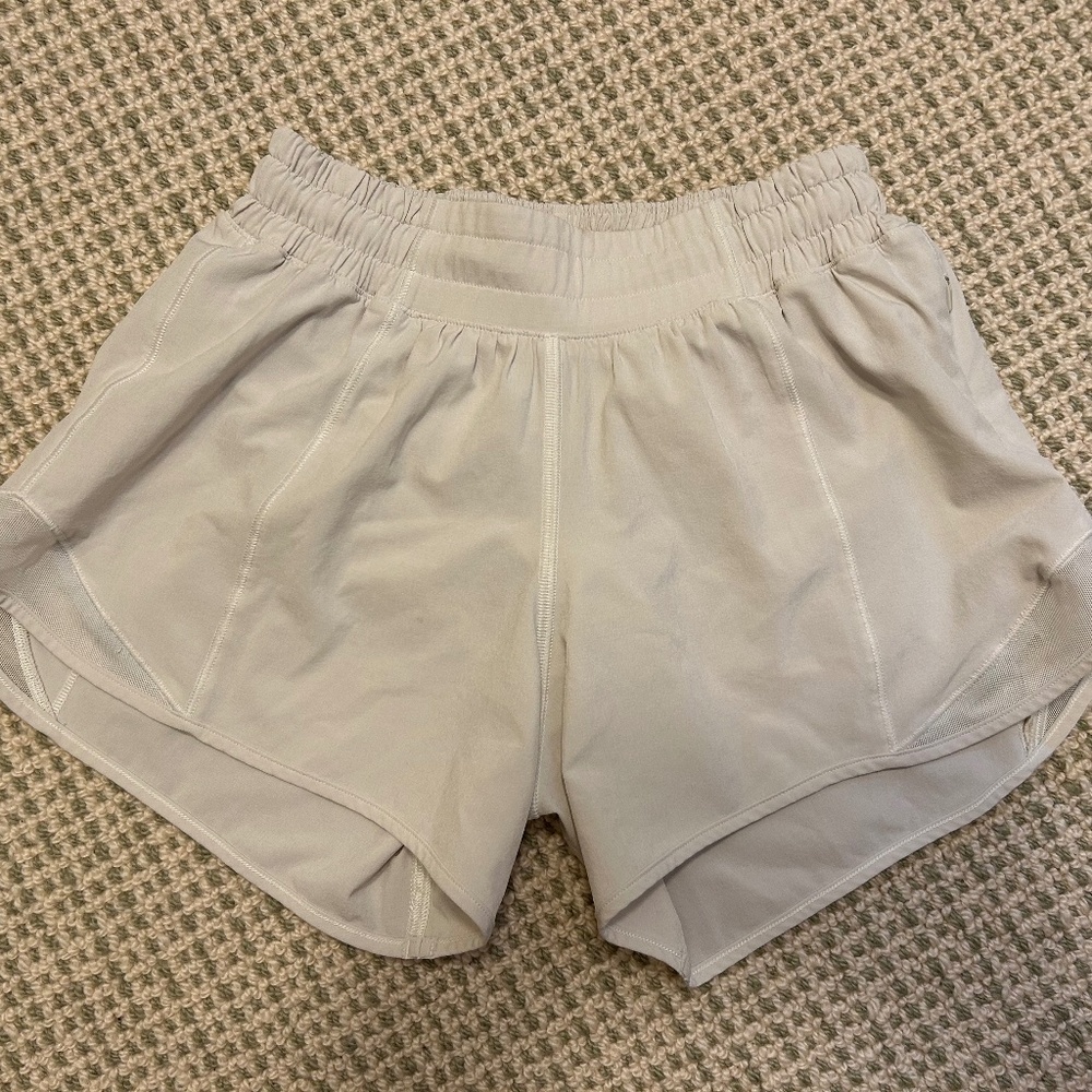 Lululemon Hotty hot LR shorts 4” *Lined